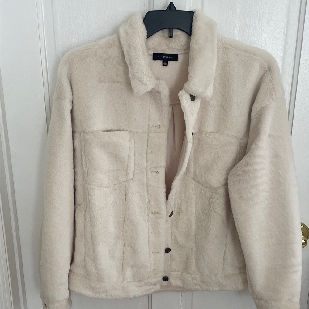 The Blu Pepper cream faux fur Jacket size M